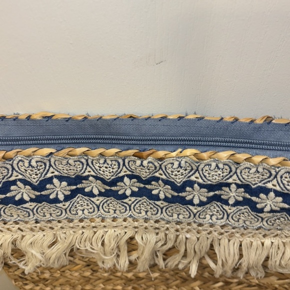 SUN AND SAND TAN WOVEN SHOULDER BAG BLUE & CREME COLOR CLOTH DESIGN WITH FRINGE - Picture 3 of 10